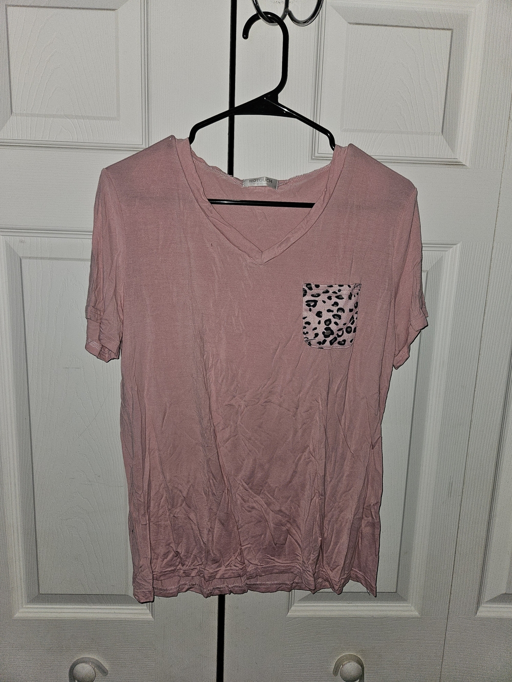 Women's Dusty Pink V-Neck Short Sleeve Tee with Leopard Pocket